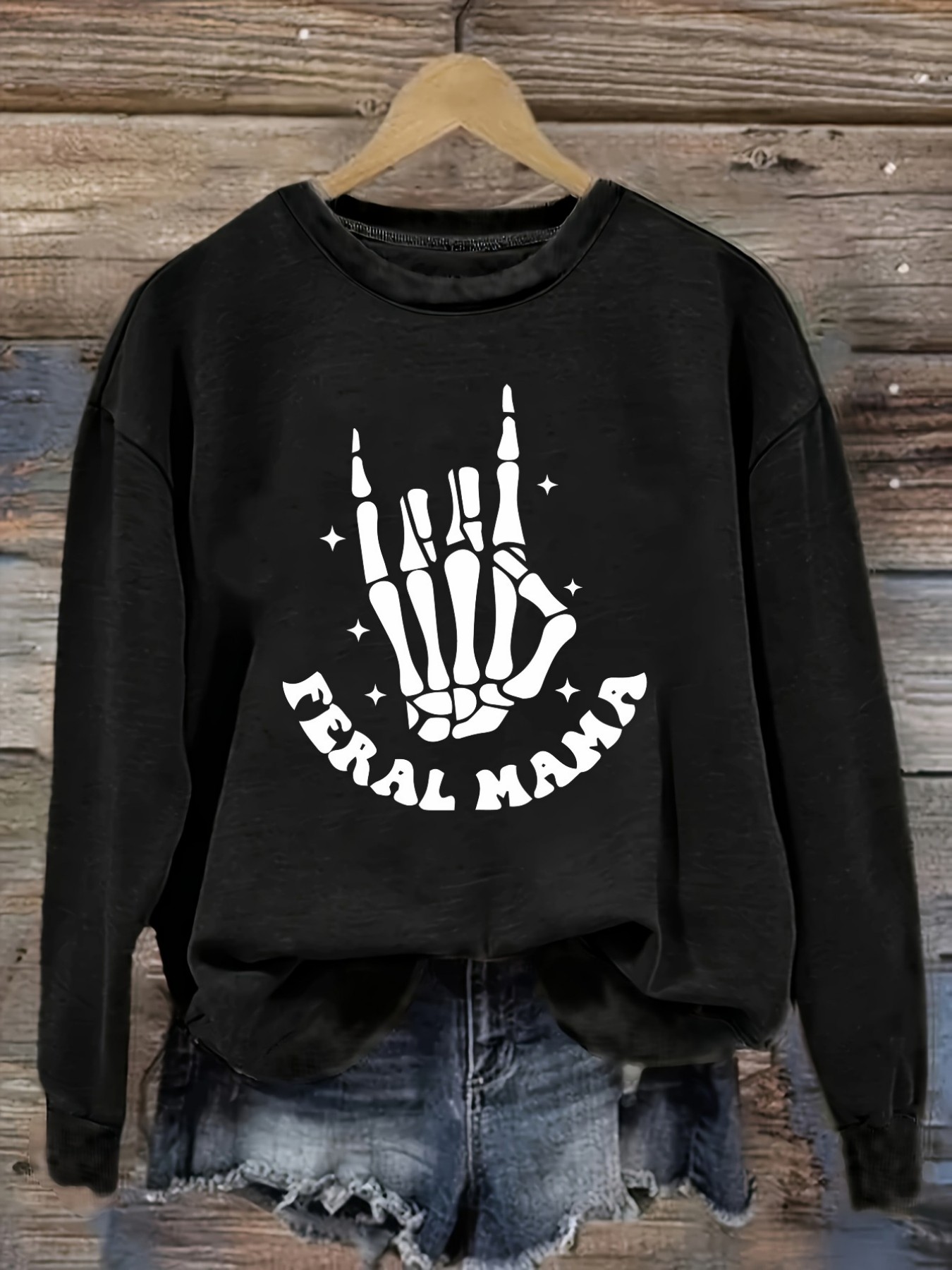 Winter Clothing Usa - เสื้อยืดแขนยาวคอกลมลำลองสำหรับผู้หญิง ลายพิมพ์มือโครงกระดูก Feral Mama เสื้อผ้าผู้หญิงคอกลม ซักเครื่องได้
